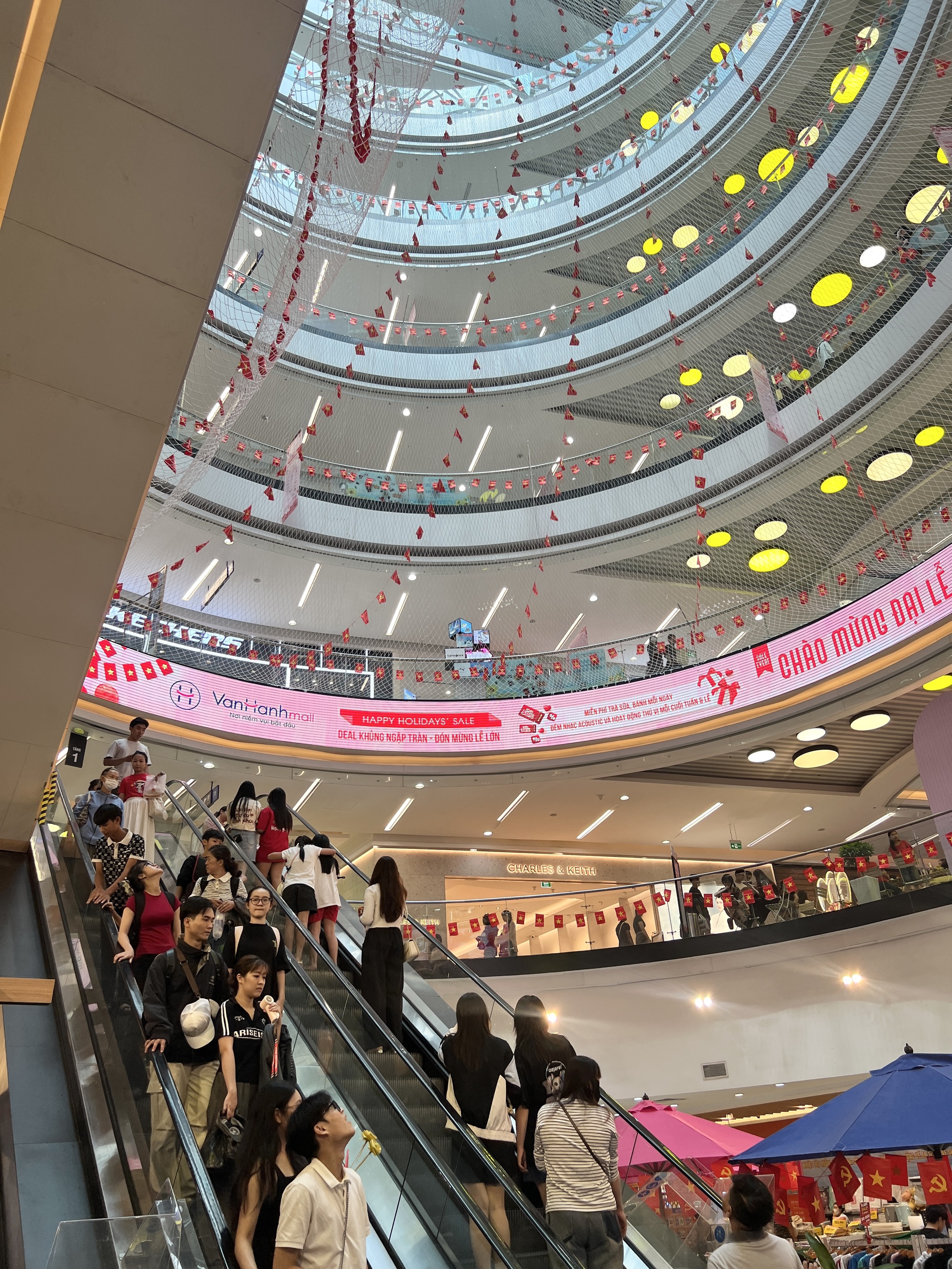 Tấm lưới tại Vạn Hạnh Mall thay đổi đúng dịp lễ 30/4: Người hiếu kỳ, người thích thú chụp ảnh- Ảnh 9.