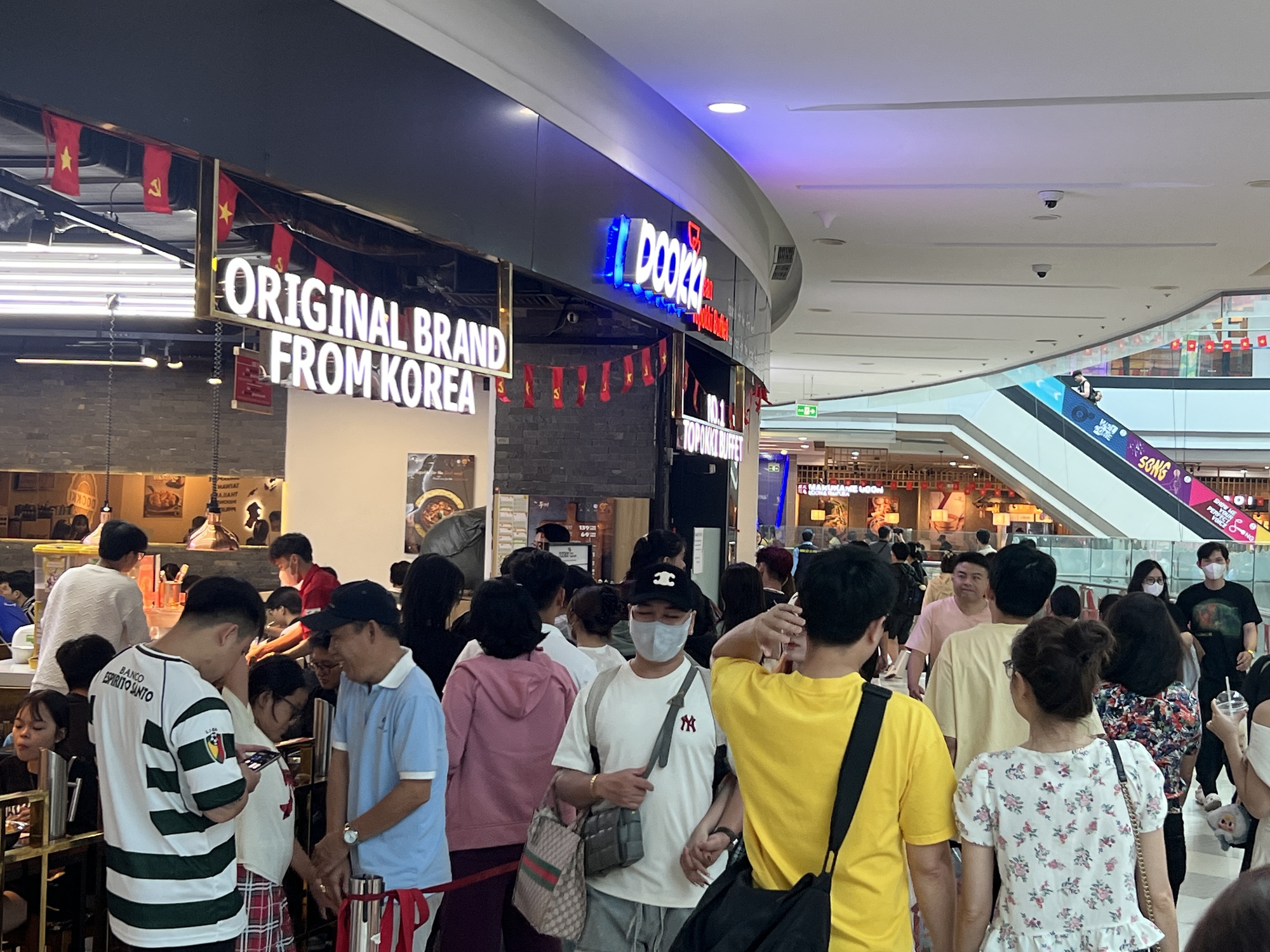 Khung cảnh Vạn Hạnh Mall ngày lễ tóm gọn trong 1 từ, bảo vệ sát sao nhắc nhở khách không đến gần ban công- Ảnh 9.