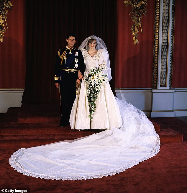 Vương phi Kate và mẹ chồng Diana: Hai nàng dâu Hoàng gia, hai sắc thái trái ngược trong ngày cưới- Ảnh 10. Vương phi Kate và mẹ chồng Diana: Hai nàng dâu Hoàng gia, hai sắc thái trái ngược trong ngày cưới- Ảnh 10.