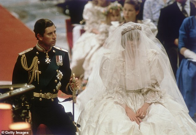 Vương phi Kate và mẹ chồng Diana: Hai nàng dâu Hoàng gia, hai sắc thái trái ngược trong ngày cưới- Ảnh 5. Vương phi Kate và mẹ chồng Diana: Hai nàng dâu Hoàng gia, hai sắc thái trái ngược trong ngày cưới- Ảnh 5.