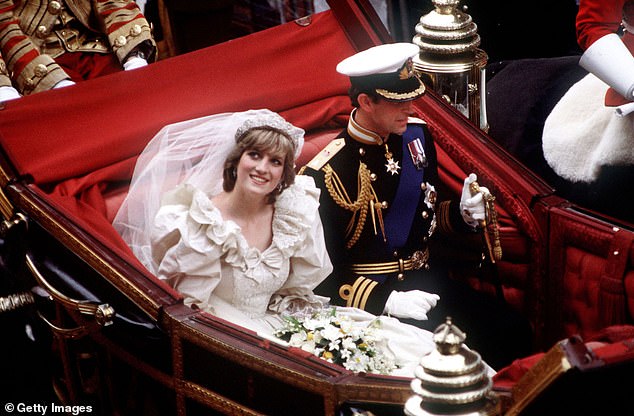 Vương phi Kate và mẹ chồng Diana: Hai nàng dâu Hoàng gia, hai sắc thái trái ngược trong ngày cưới- Ảnh 2. Vương phi Kate và mẹ chồng Diana: Hai nàng dâu Hoàng gia, hai sắc thái trái ngược trong ngày cưới- Ảnh 2.