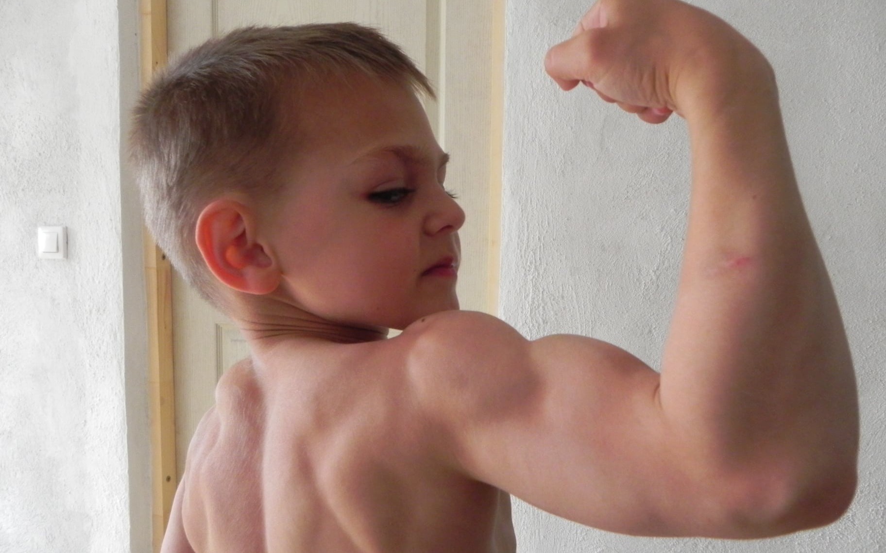 “Cậu bé khỏe nhất thế giới” tập gym từ lúc 2 tuổi, gây ngỡ ngàng với công việc và ngoại hình sau 15 năm