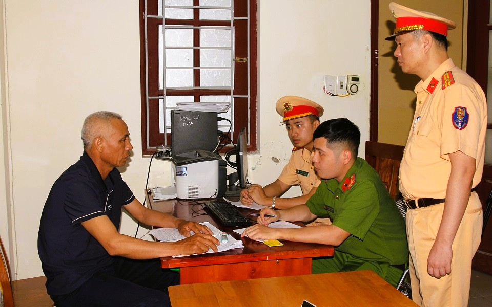 Tạm giữ hình sự người điều khiển xe 3 gác tự chế khiến 2 người thương vong- Ảnh 1.