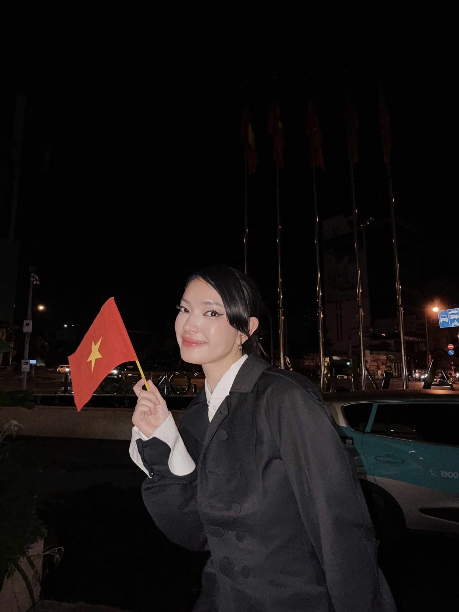 Dàn sao check-in tưng bừng xem pháo hoa dịp lễ 30/4: Tăng Thanh Hà có view xịn, Châu Bùi xuống đường hưởng ứng không khí- Ảnh 5. Dàn sao check-in tưng bừng xem pháo hoa dịp lễ 30/4: Tăng Thanh Hà có view xịn, Châu Bùi xuống đường hưởng ứng không khí- Ảnh 5.