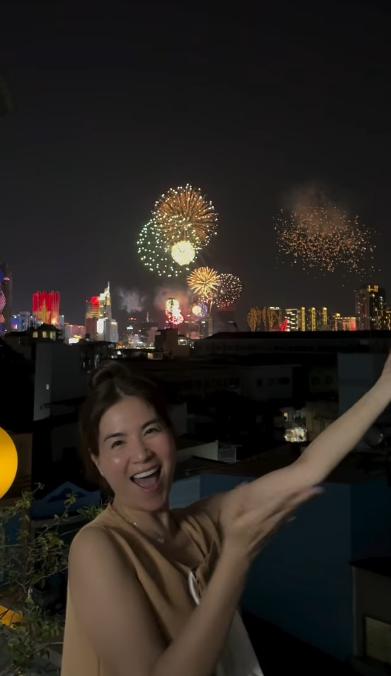 Dàn sao check-in tưng bừng xem pháo hoa dịp lễ 30/4: Tăng Thanh Hà có view xịn, Châu Bùi xuống đường hưởng ứng không khí- Ảnh 3. Dàn sao check-in tưng bừng xem pháo hoa dịp lễ 30/4: Tăng Thanh Hà có view xịn, Châu Bùi xuống đường hưởng ứng không khí- Ảnh 3.