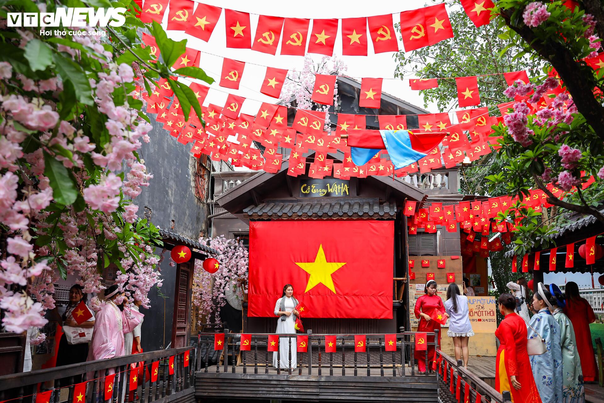 Quán cà phê Hà Nội đồng loạt 'thay áo' chào mừng Đại lễ 30/4- Ảnh 1.