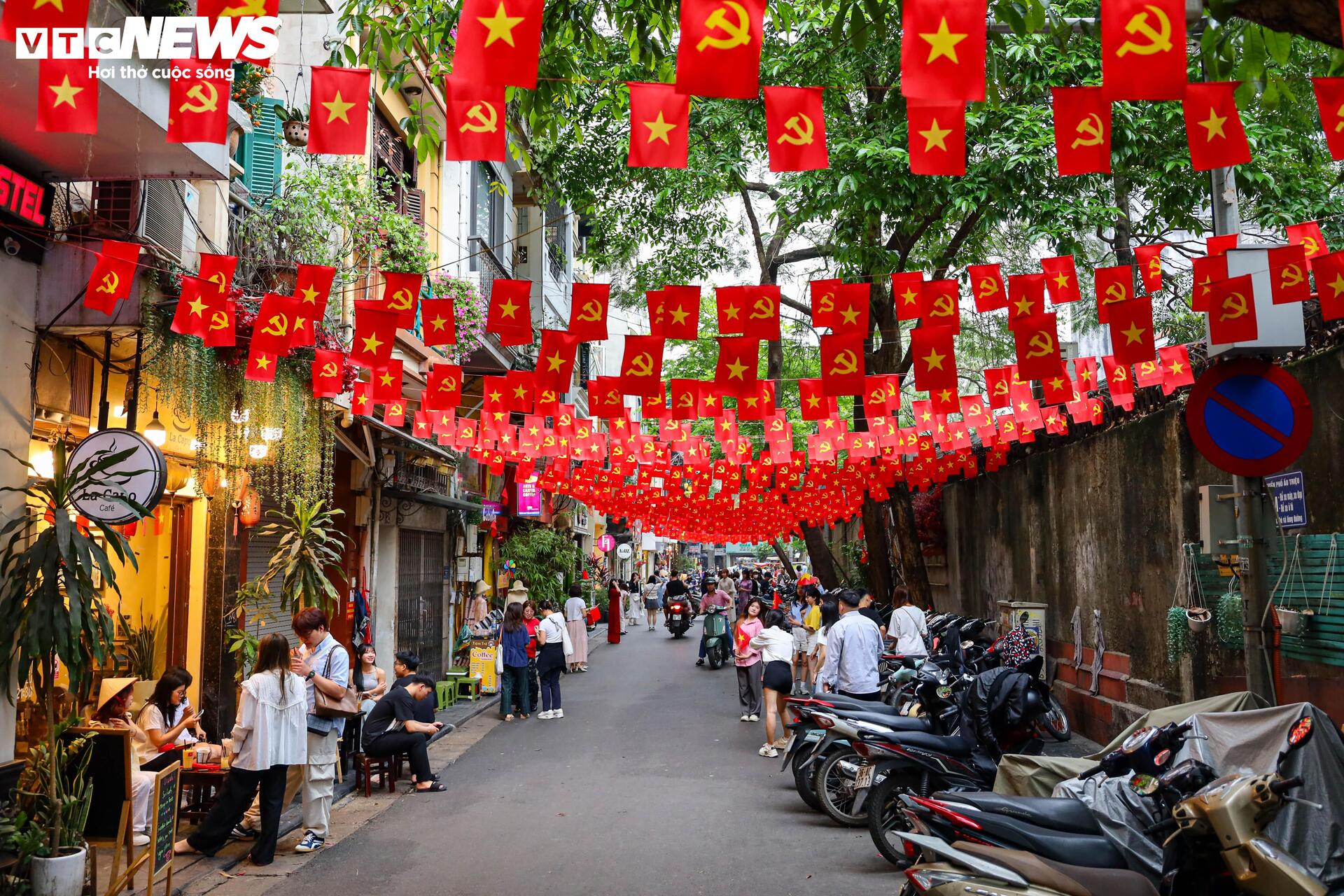Quán cà phê Hà Nội đồng loạt 'thay áo' chào mừng Đại lễ 30/4- Ảnh 16.