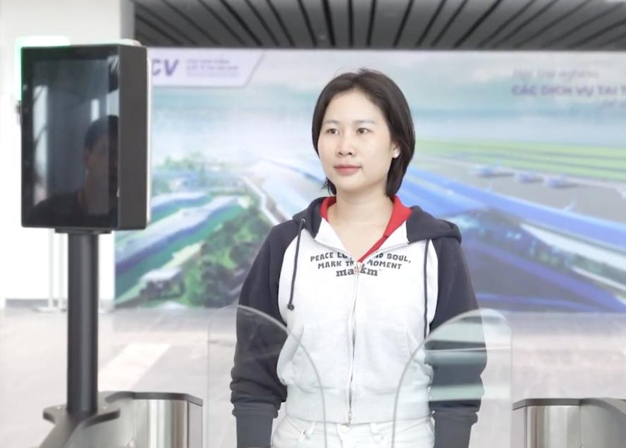 Trải nghiệm làm thủ tục bay dễ dàng bằng sinh trắc học trên VNeID tại Nội Bài- Ảnh 2.