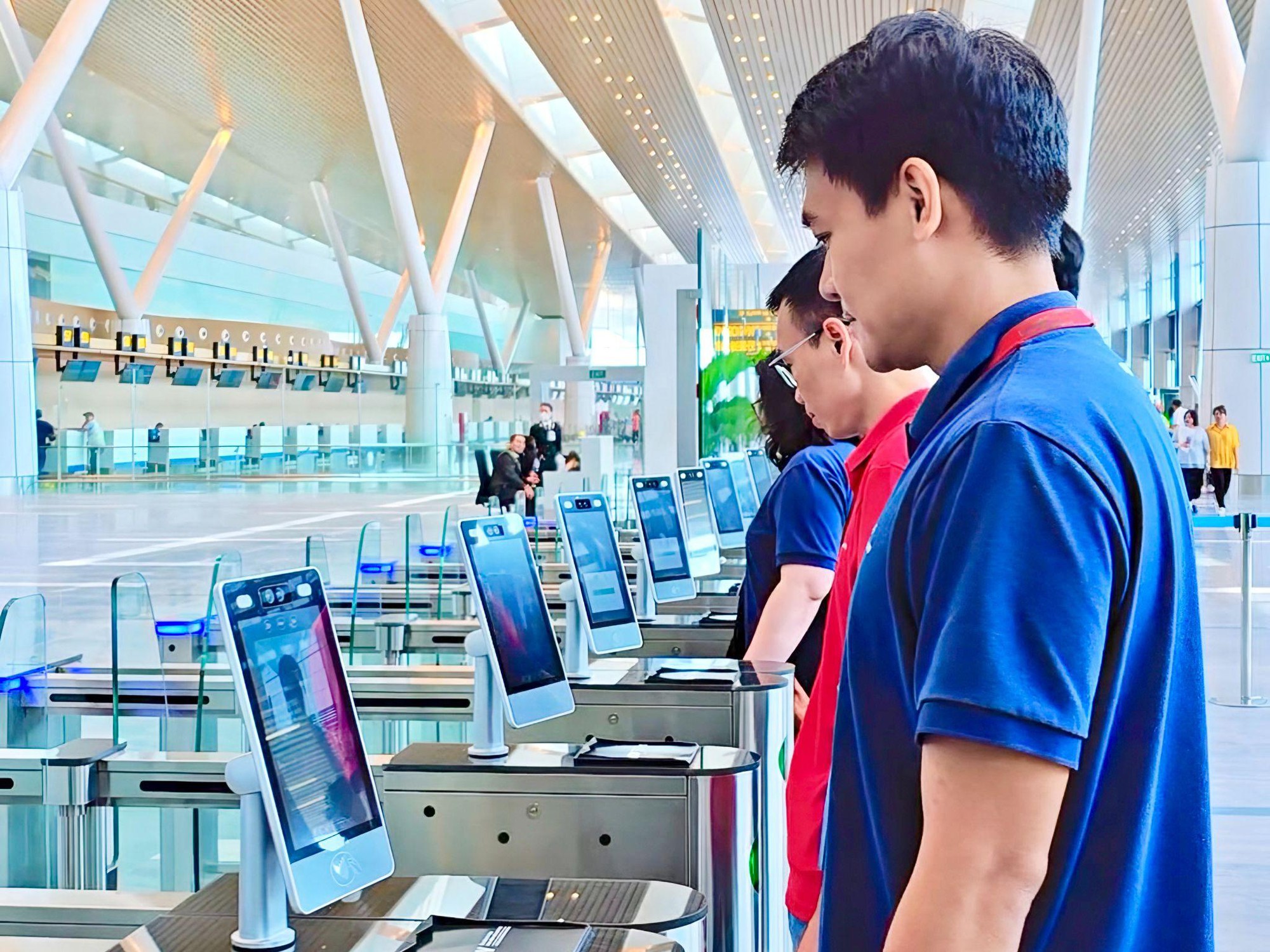 Trải nghiệm làm thủ tục bay dễ dàng bằng sinh trắc học trên VNeID tại Nội Bài- Ảnh 5.