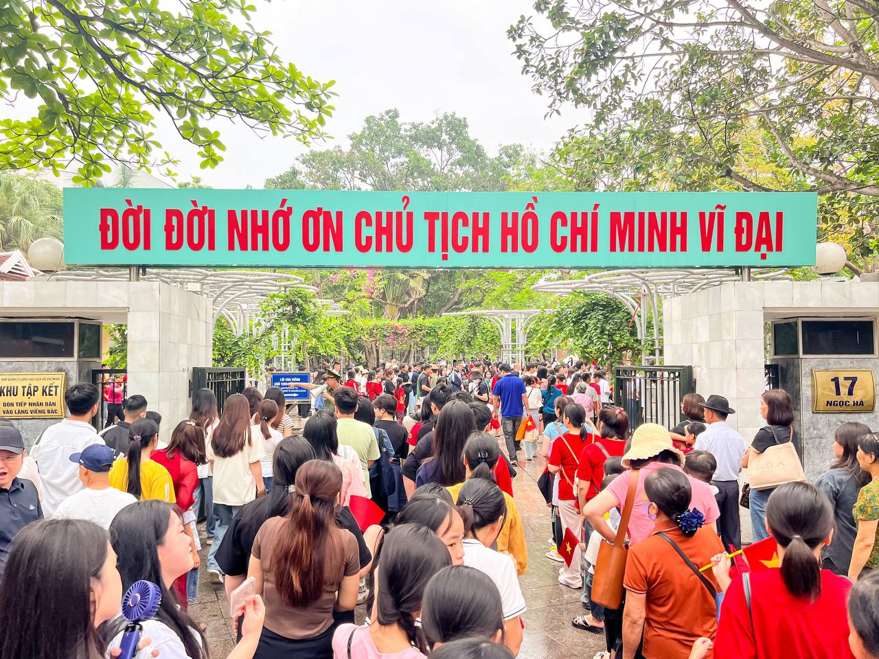 30/4: Bảo tàng Lịch sử Quân sự tạm ngưng đón khách vì quá tải, Đà Lạt lại mang đến khung cảnh khác lạ hiếm thấy- Ảnh 1.