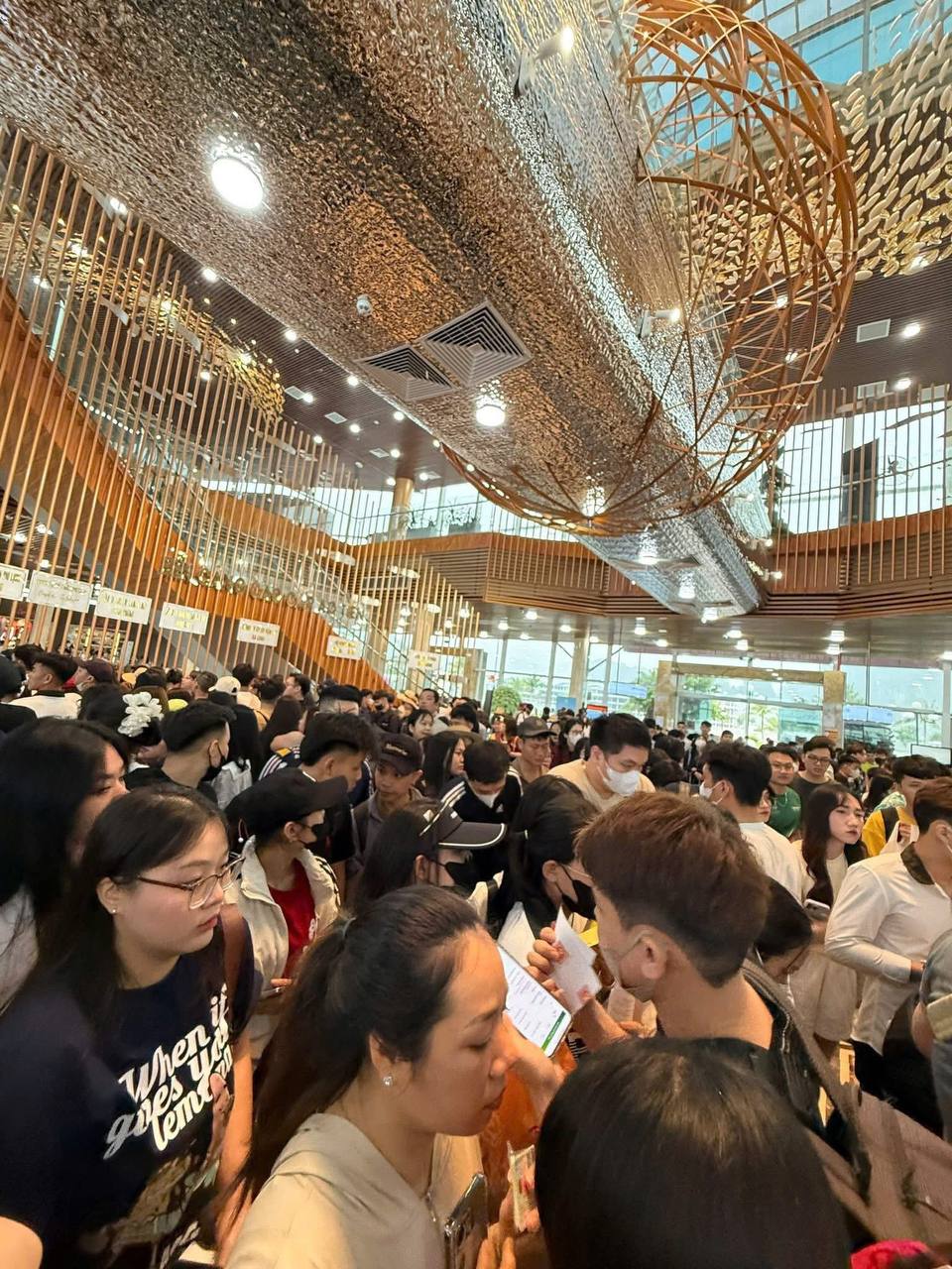 30/4: Bảo tàng Lịch sử Quân sự tạm ngưng đón khách vì quá tải, Đà Lạt lại mang đến khung cảnh khác lạ hiếm thấy- Ảnh 12.