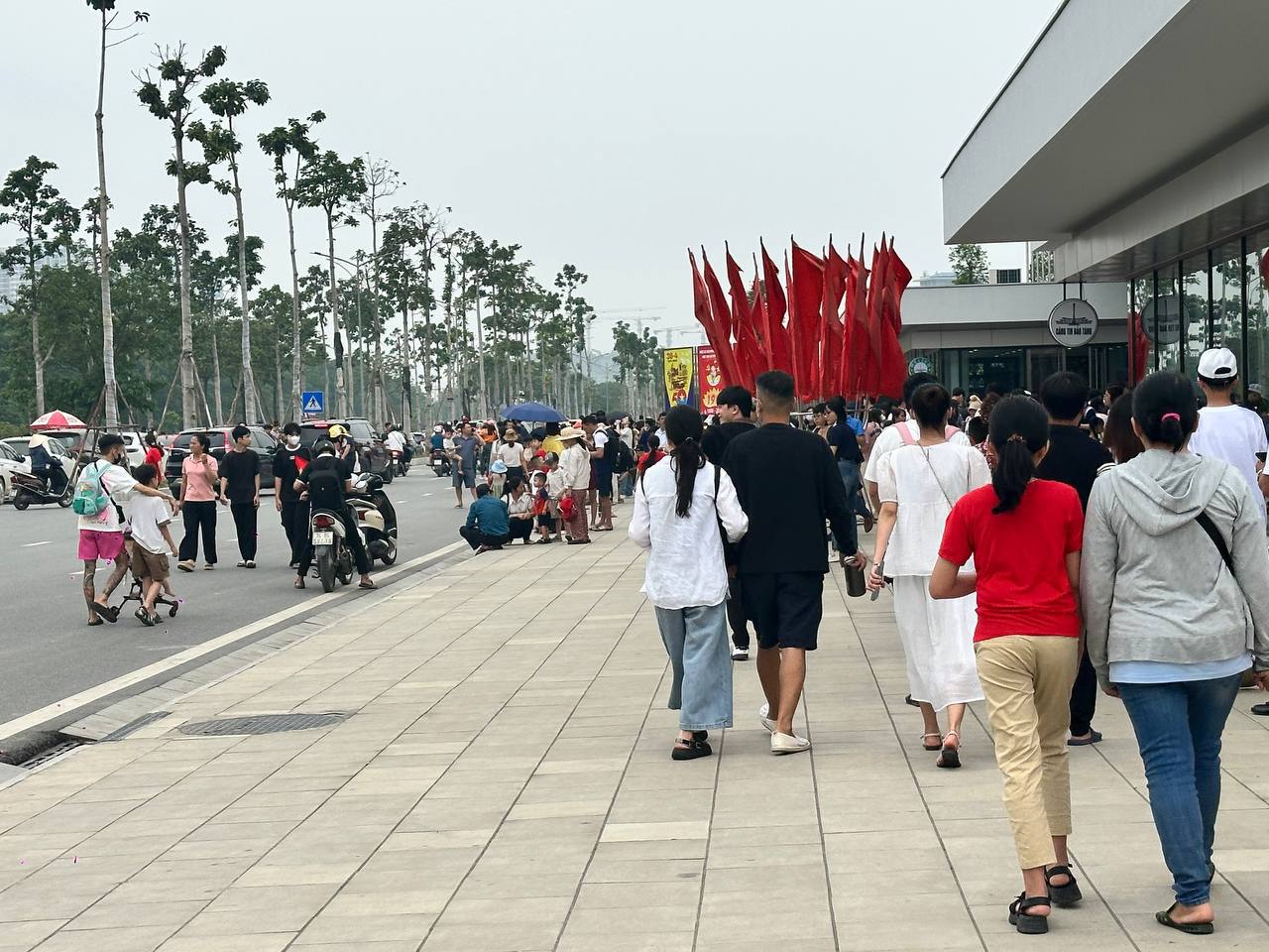 30/4: Bảo tàng Lịch sử Quân sự tạm ngưng đón khách vì quá tải, Đà Lạt lại mang đến khung cảnh khác lạ hiếm thấy- Ảnh 7.