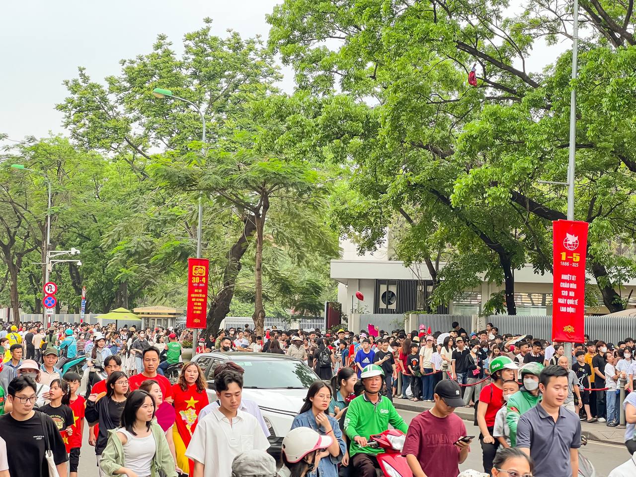 30/4: Bảo tàng Lịch sử Quân sự tạm ngưng đón khách vì quá tải, Đà Lạt lại mang đến khung cảnh khác lạ hiếm thấy- Ảnh 2.