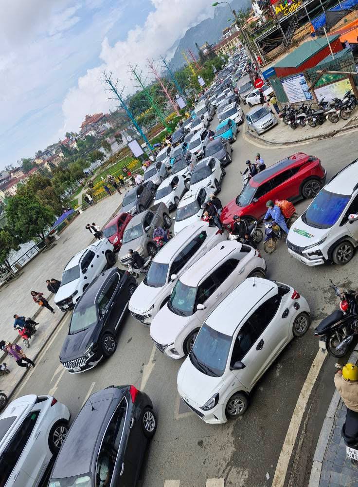 30/4: Bảo tàng Lịch sử Quân sự tạm ngưng đón khách vì quá tải, Đà Lạt lại mang đến khung cảnh khác lạ hiếm thấy- Ảnh 9.