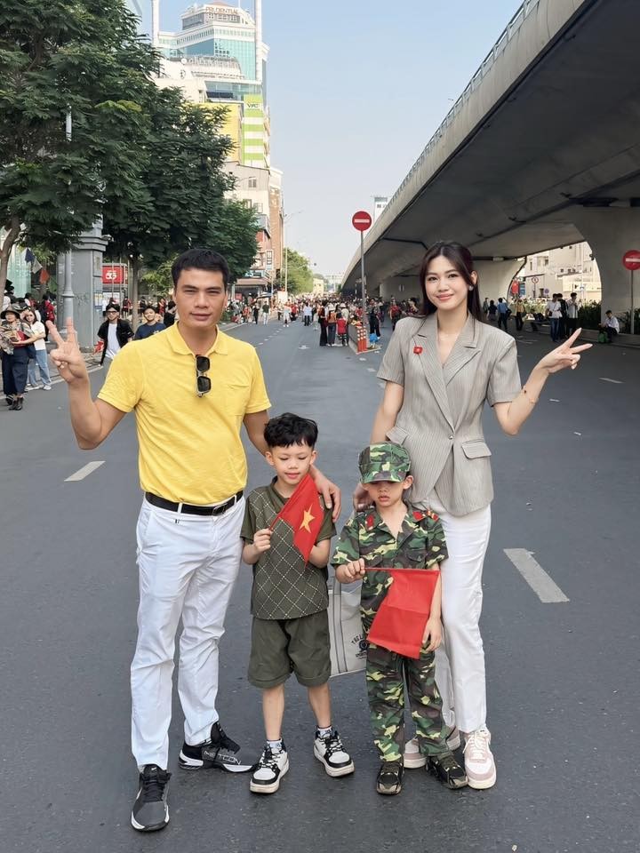 1 chi tiết đặc biệt trong bức ảnh của Hà Tăng và chồng doanh nhân khi xem diễu binh, diễu hành 30/4 gây sốt- Ảnh 5. 1 chi tiết đặc biệt trong bức ảnh của Hà Tăng và chồng doanh nhân khi xem diễu binh, diễu hành 30/4 gây sốt- Ảnh 5.