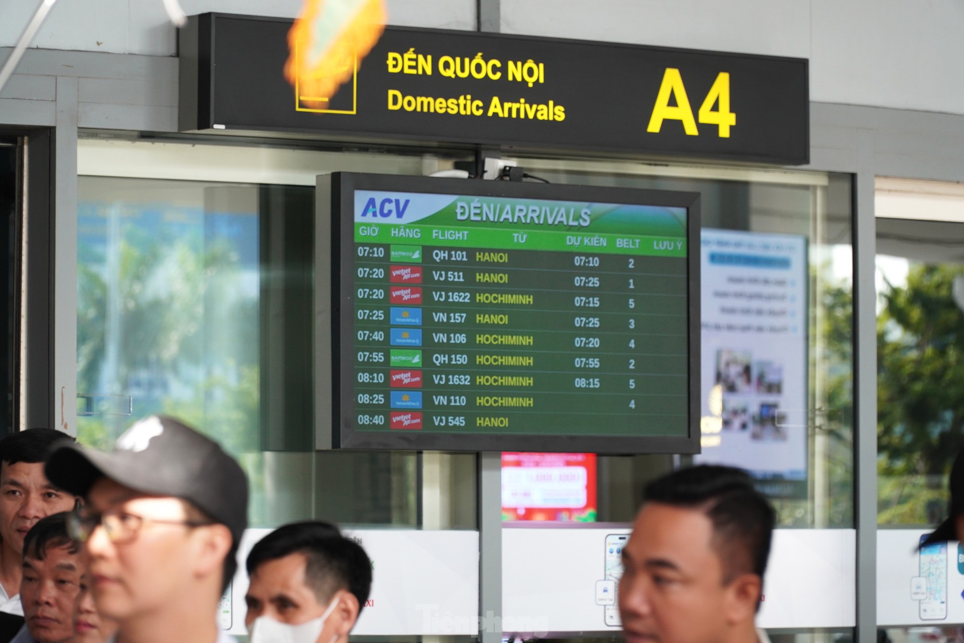 Dòng người nườm nượp đổ về sân bay Đà Nẵng- Ảnh 3.