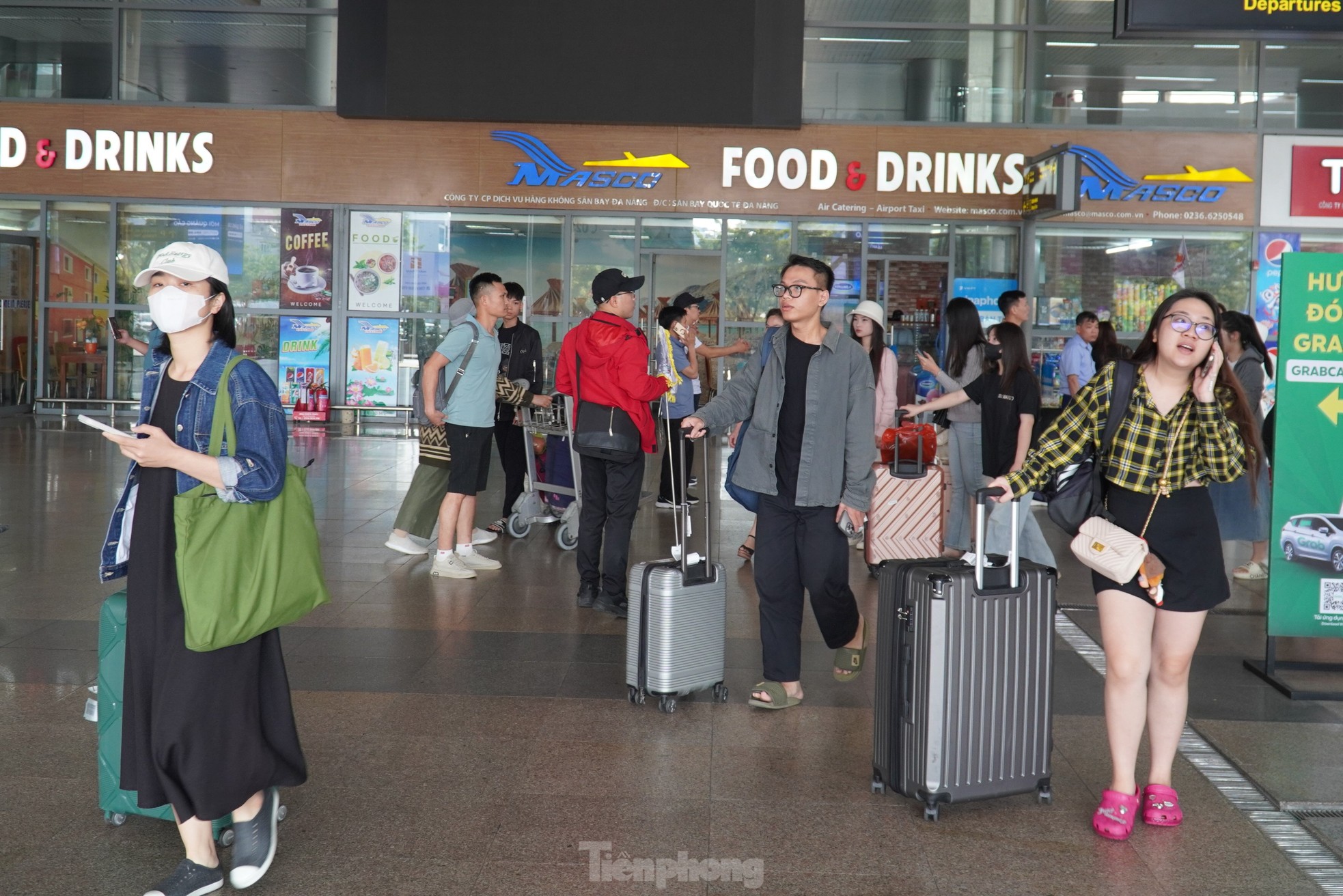 Dòng người nườm nượp đổ về sân bay Đà Nẵng- Ảnh 10.