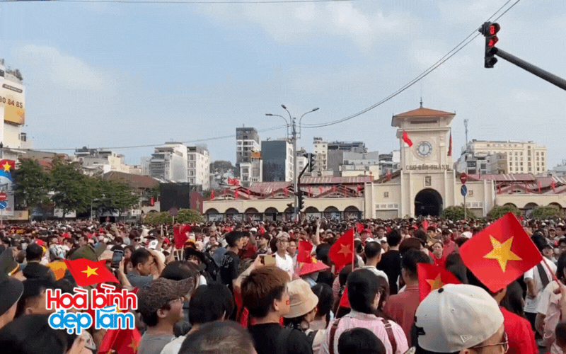 Tự hào người Việt: Hàng chục nghìn người thuộc “khối yêu nước” đồng ca, tưng bừng màu cờ sắc áo phủ kín mọi nẻo đường!- Ảnh 7.