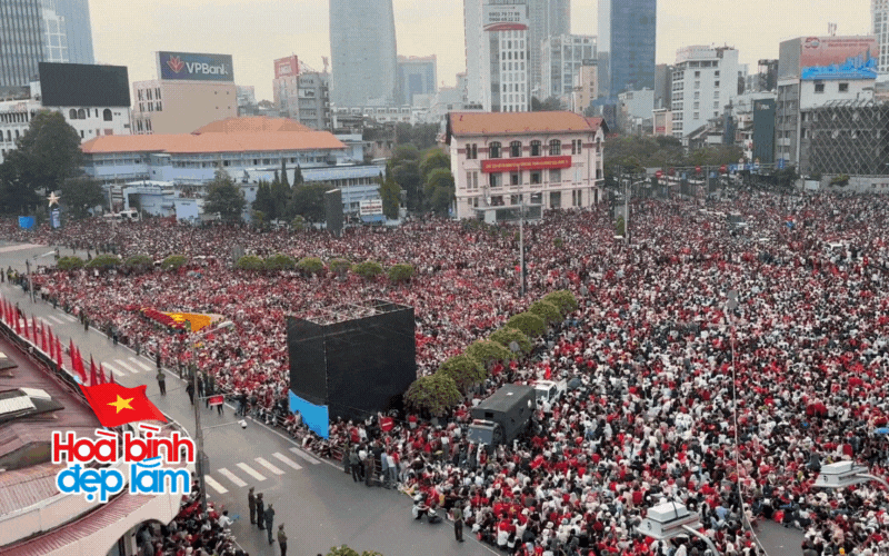 Tự hào người Việt: Hàng chục nghìn người thuộc “khối yêu nước” đồng ca, tưng bừng màu cờ sắc áo phủ kín mọi nẻo đường!- Ảnh 5.