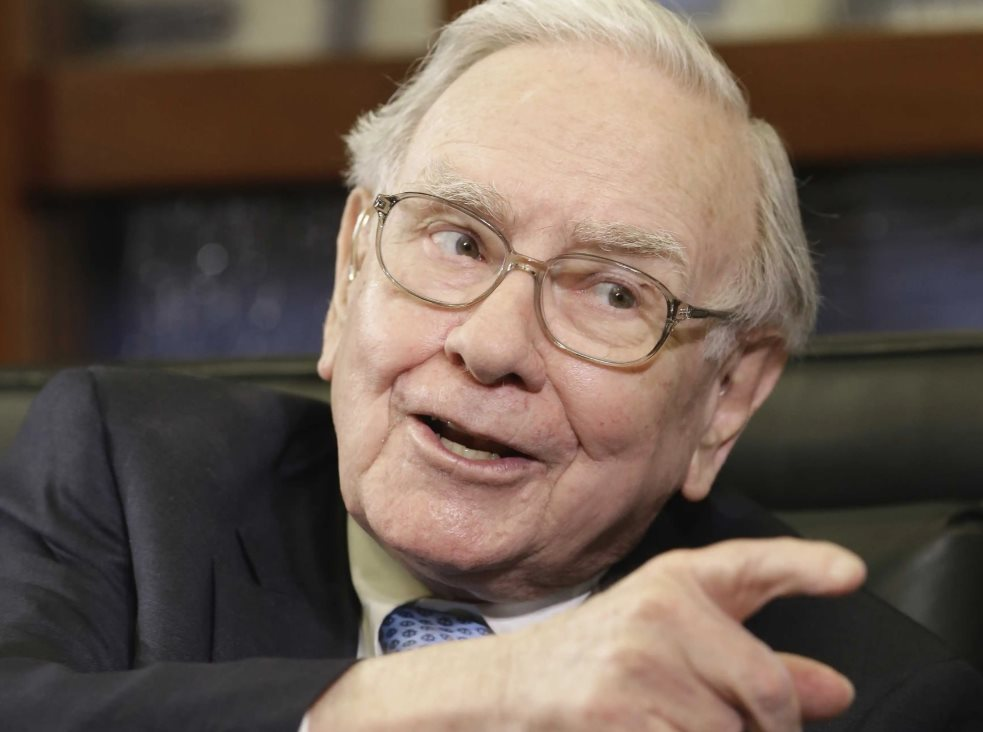 Warren Buffett đọc thơ khi chứng khoán giảm mạnh nhất 5 năm: ‘Chẳng mấy khi có mưa vàng, hãy đi lấy xô hứng lấy cơ hội’, lời khuyên của tỷ phú 94 tuổi với 334 tỷ USD tiền mặt 'đã sẵn sàng'- Ảnh 1.