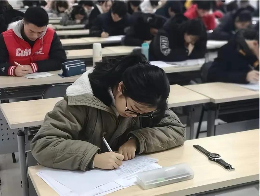 Trung Quốc: Nữ sinh chưa học xong đ&atilde; c&oacute; bằng tốt nghiệp đại học, nh&igrave;n người cầm bằng m&agrave; hốt hoảng: "Kh&ocirc;ng hề xa lạ", cảnh s&aacute;t v&agrave;o cuộc điều tra- Ảnh 3.