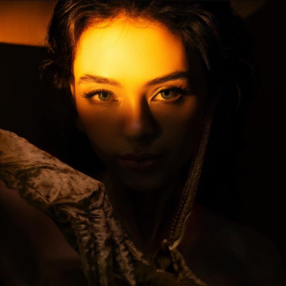 Vợ T&acirc;y của B&ugrave;i Tiến Dũng đẹp như nữ ho&agrave;ng tr&ecirc;n s&agrave;n catwalk, 