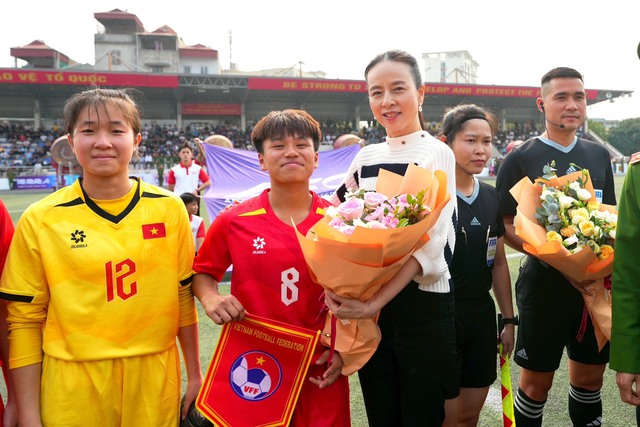 Nữ tỷ phú Madam Pang cực thần thái, chiếm trọn 