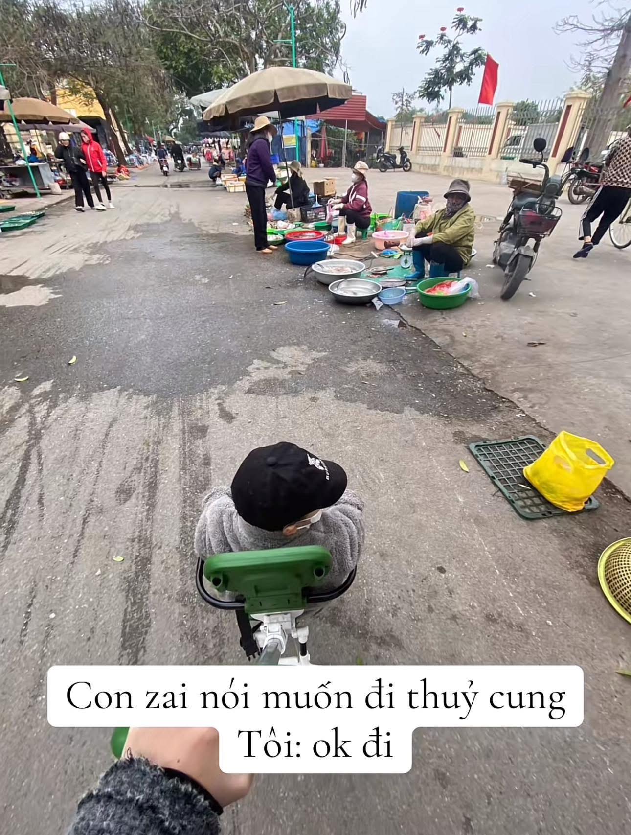 Con muốn đi thủy cung, mẹ đưa…