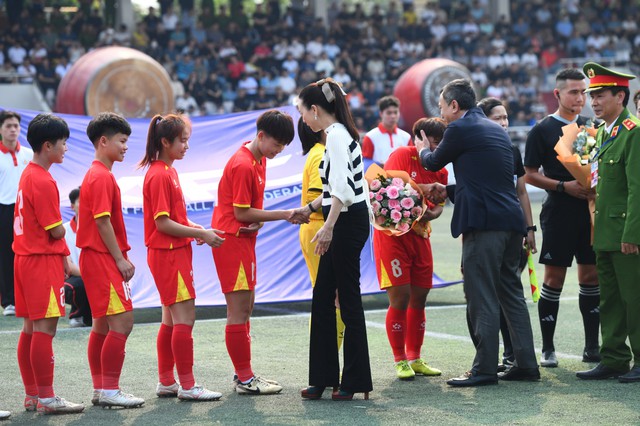 Nữ tỷ phú Madam Pang cực thần thái, chiếm trọn 