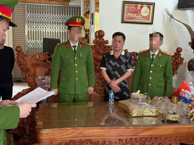 "Ông trùm" giấu mặt thường chỉ có vài tờ 2 nghìn trong túi vừa bị bắt trong chuyên án đặc biệt lớn là ai?- Ảnh 1. "Ông trùm" giấu mặt thường chỉ có vài tờ 2 nghìn trong túi vừa bị bắt trong chuyên án đặc biệt lớn là ai?- Ảnh 1.