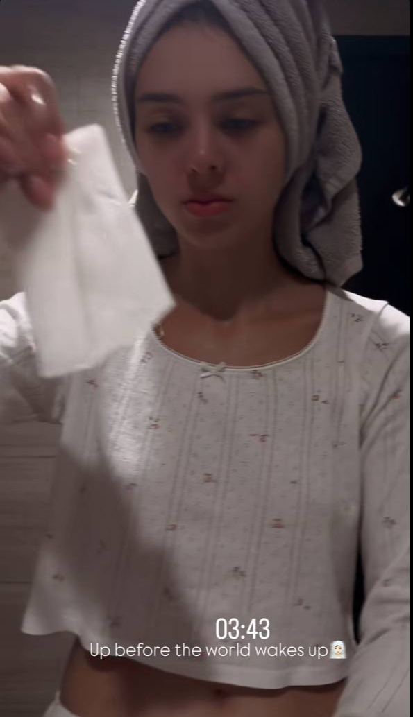 Vợ T&acirc;y của B&ugrave;i Tiến Dũng đẹp như nữ ho&agrave;ng tr&ecirc;n s&agrave;n catwalk, 