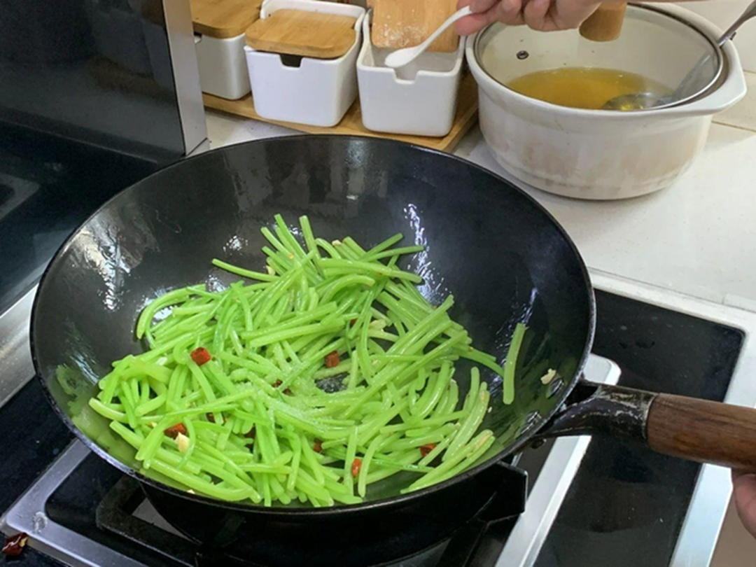 Đừng chỉ ăn củ, lá của cây này cũng là loại rau quý như "nhân sâm người nghèo", ở Việt Nam nhiều vô kể- Ảnh 2.
