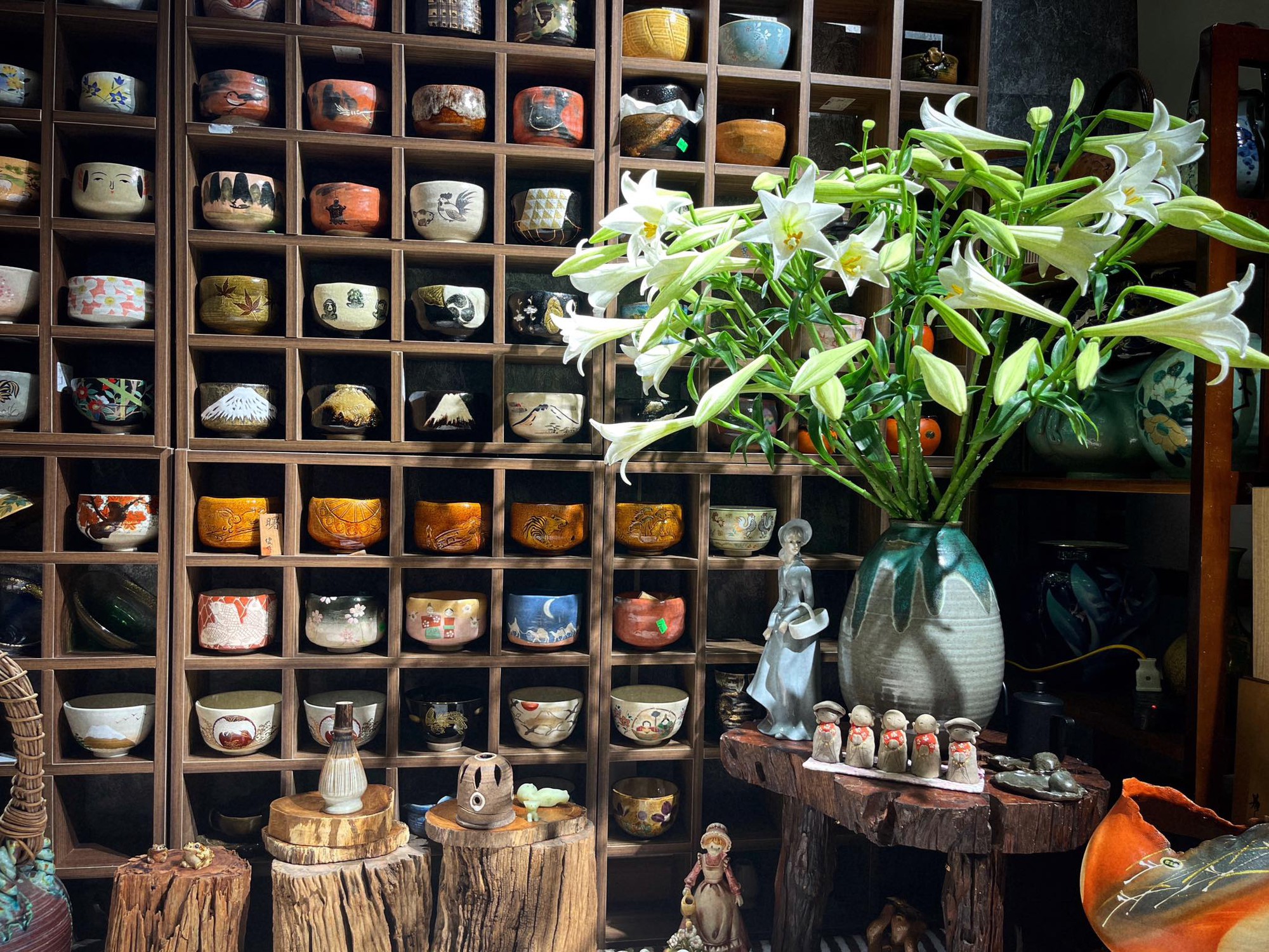 Th&aacute;ng 4 về, chị em rủ nhau khoe b&igrave;nh hoa loa k&egrave;n đẹp rực rỡ, đỉnh nhất vẫn l&agrave; căn nh&agrave; với 2.000 b&ocirc;ng hoa- Ảnh 12.