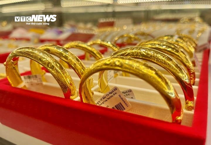 Gi&aacute; v&agrave;ng h&ocirc;m nay 5/4: Tiếp tục giảm cắm đầu, chấm dứt 5 tuần tăng li&ecirc;n tiếp- Ảnh 1.