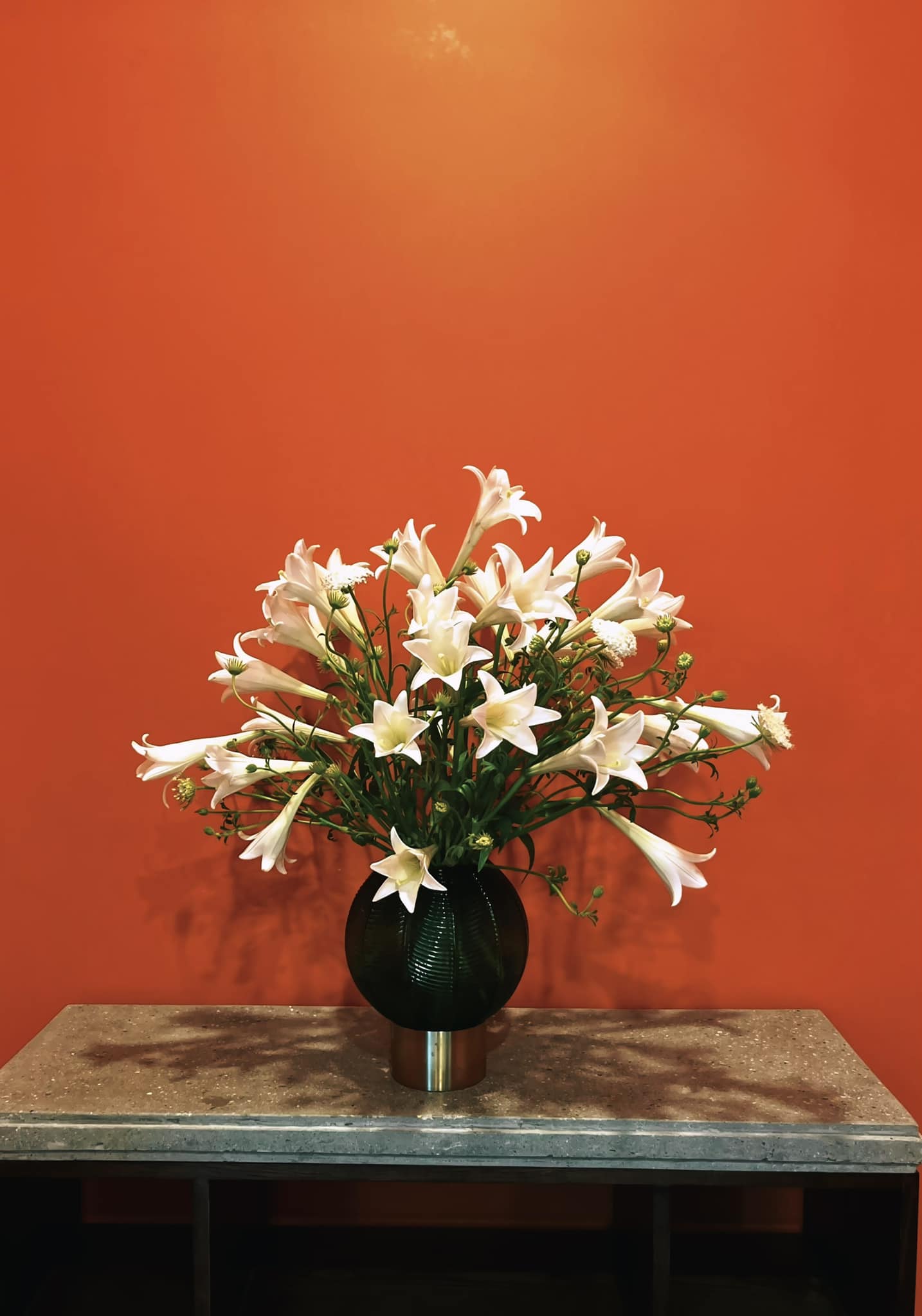 Th&aacute;ng 4 về, chị em rủ nhau khoe b&igrave;nh hoa loa k&egrave;n đẹp rực rỡ, đỉnh nhất vẫn l&agrave; căn nh&agrave; với 2.000 b&ocirc;ng hoa- Ảnh 16.