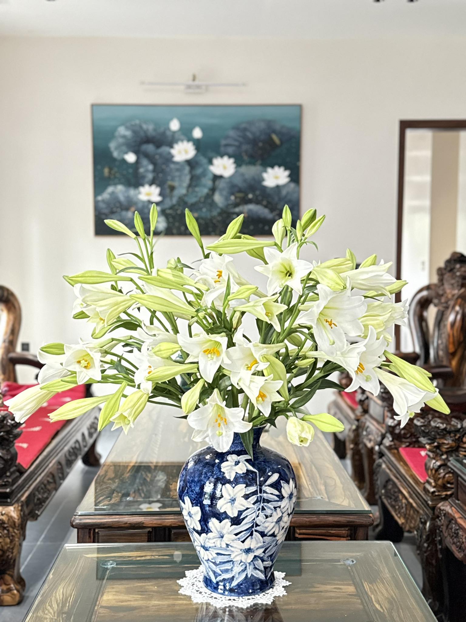 Th&aacute;ng 4 về, chị em rủ nhau khoe b&igrave;nh hoa loa k&egrave;n đẹp rực rỡ, đỉnh nhất vẫn l&agrave; căn nh&agrave; với 2.000 b&ocirc;ng hoa- Ảnh 13.