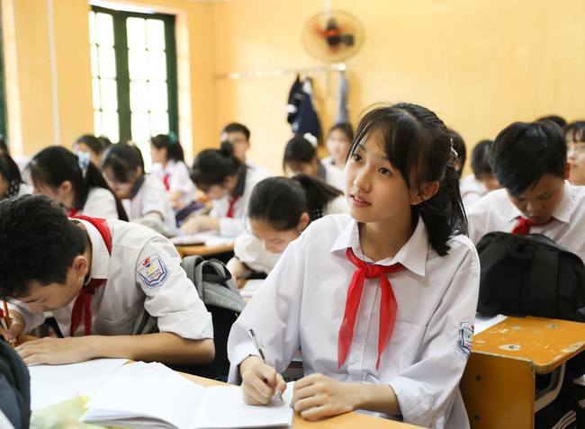 Phụ huynh n&oacute;i: "Quyết định mới của Bộ GD&ĐT l&agrave; 1 bước tiến mang t&iacute;nh c&aacute;ch mạng, nếu thực hiện tốt, trẻ em sẽ được trả lại tuổi thơ"!- Ảnh 1.