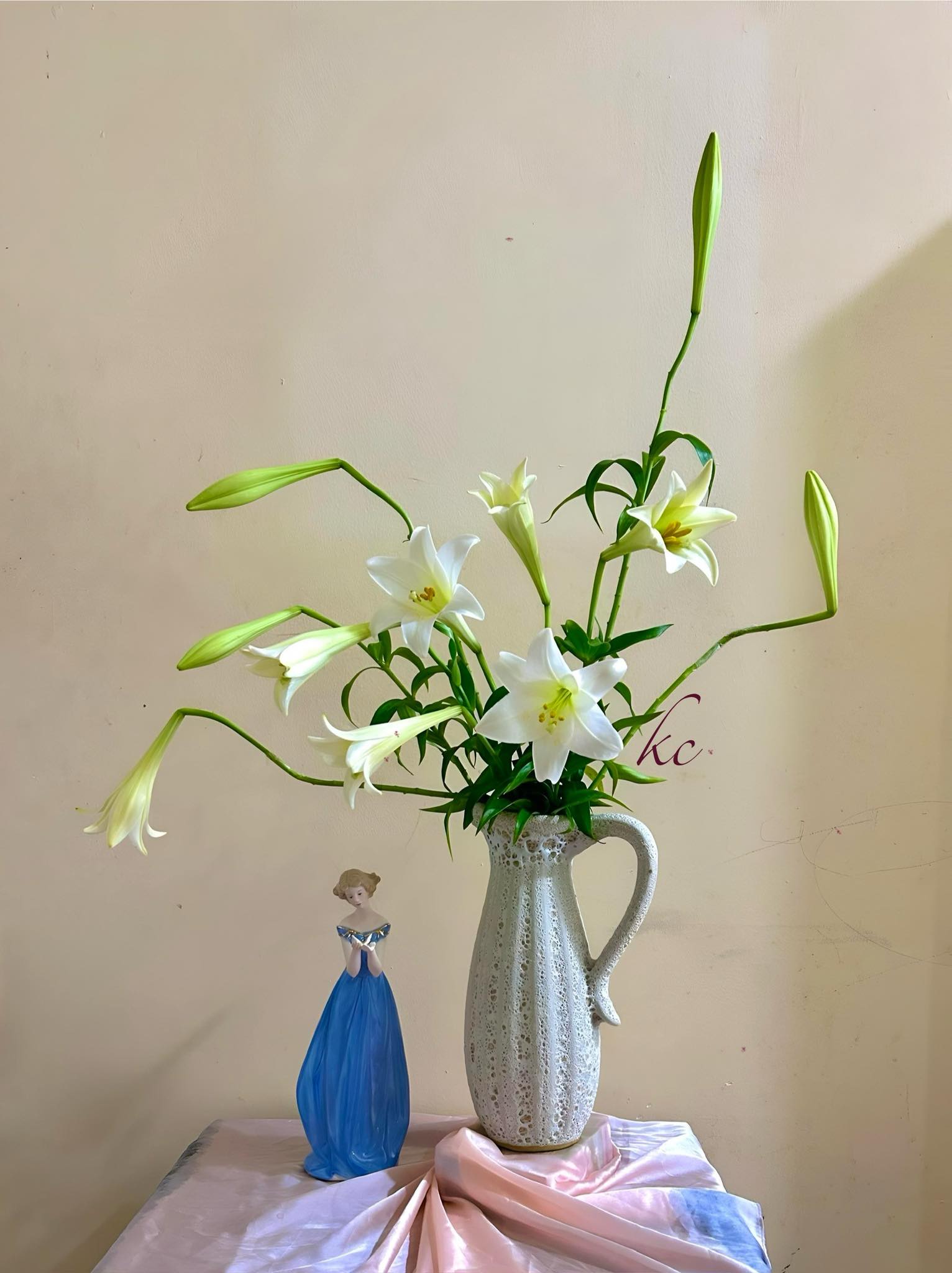 Th&aacute;ng 4 về, chị em rủ nhau khoe b&igrave;nh hoa loa k&egrave;n đẹp rực rỡ, đỉnh nhất vẫn l&agrave; căn nh&agrave; với 2.000 b&ocirc;ng hoa- Ảnh 11.