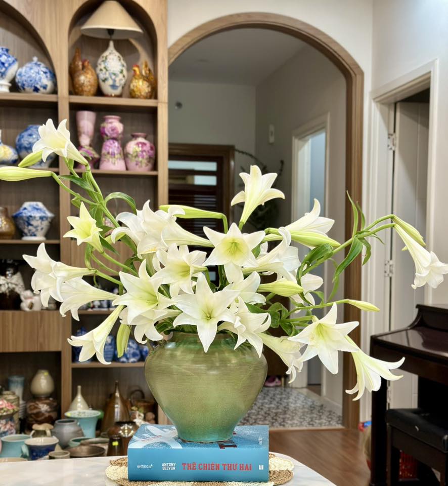 Th&aacute;ng 4 về, chị em rủ nhau khoe b&igrave;nh hoa loa k&egrave;n đẹp rực rỡ, đỉnh nhất vẫn l&agrave; căn nh&agrave; với 2.000 b&ocirc;ng hoa- Ảnh 9.