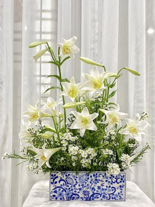 Th&aacute;ng 4 về, chị em rủ nhau khoe b&igrave;nh hoa loa k&egrave;n đẹp rực rỡ, đỉnh nhất vẫn l&agrave; căn nh&agrave; với 2.000 b&ocirc;ng hoa- Ảnh 15.