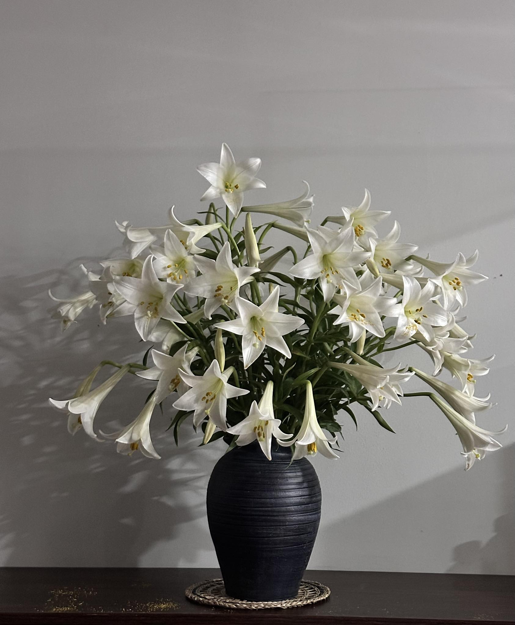 Th&aacute;ng 4 về, chị em rủ nhau khoe b&igrave;nh hoa loa k&egrave;n đẹp rực rỡ, đỉnh nhất vẫn l&agrave; căn nh&agrave; với 2.000 b&ocirc;ng hoa- Ảnh 17.