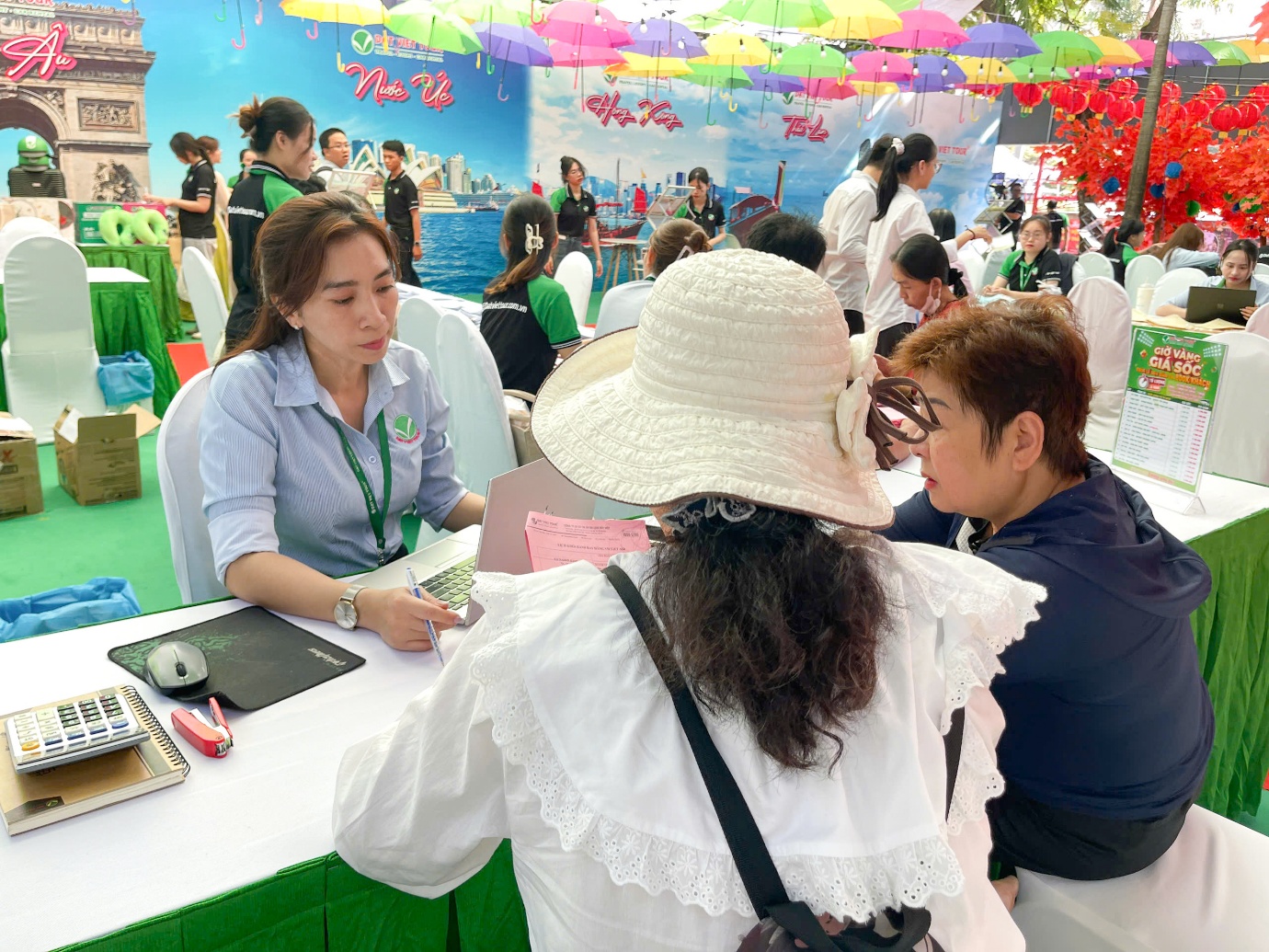 Kh&aacute;ch h&agrave;ng n&ocirc; nức check-in, đặt tour, nhận qu&agrave; tại gian h&agrave;ng Đất Việt Tour- Ảnh 1.