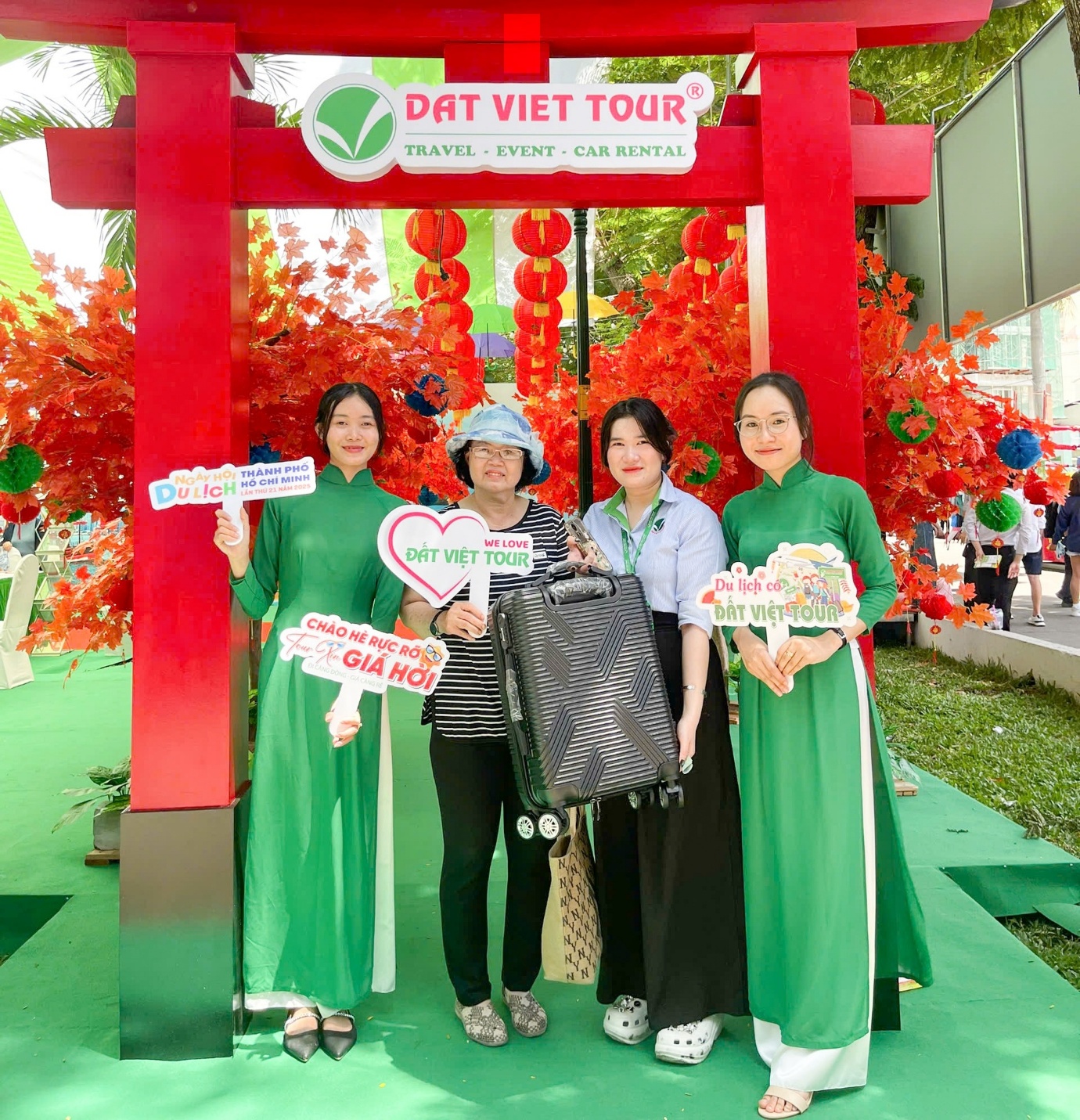 Kh&aacute;ch h&agrave;ng n&ocirc; nức check-in, đặt tour, nhận qu&agrave; tại gian h&agrave;ng Đất Việt Tour- Ảnh 3.