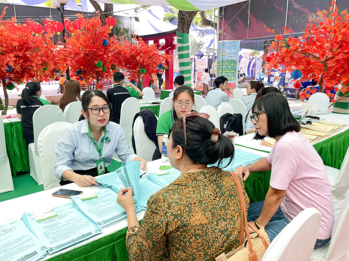 Kh&aacute;ch h&agrave;ng n&ocirc; nức check-in, đặt tour, nhận qu&agrave; tại gian h&agrave;ng Đất Việt Tour- Ảnh 4.