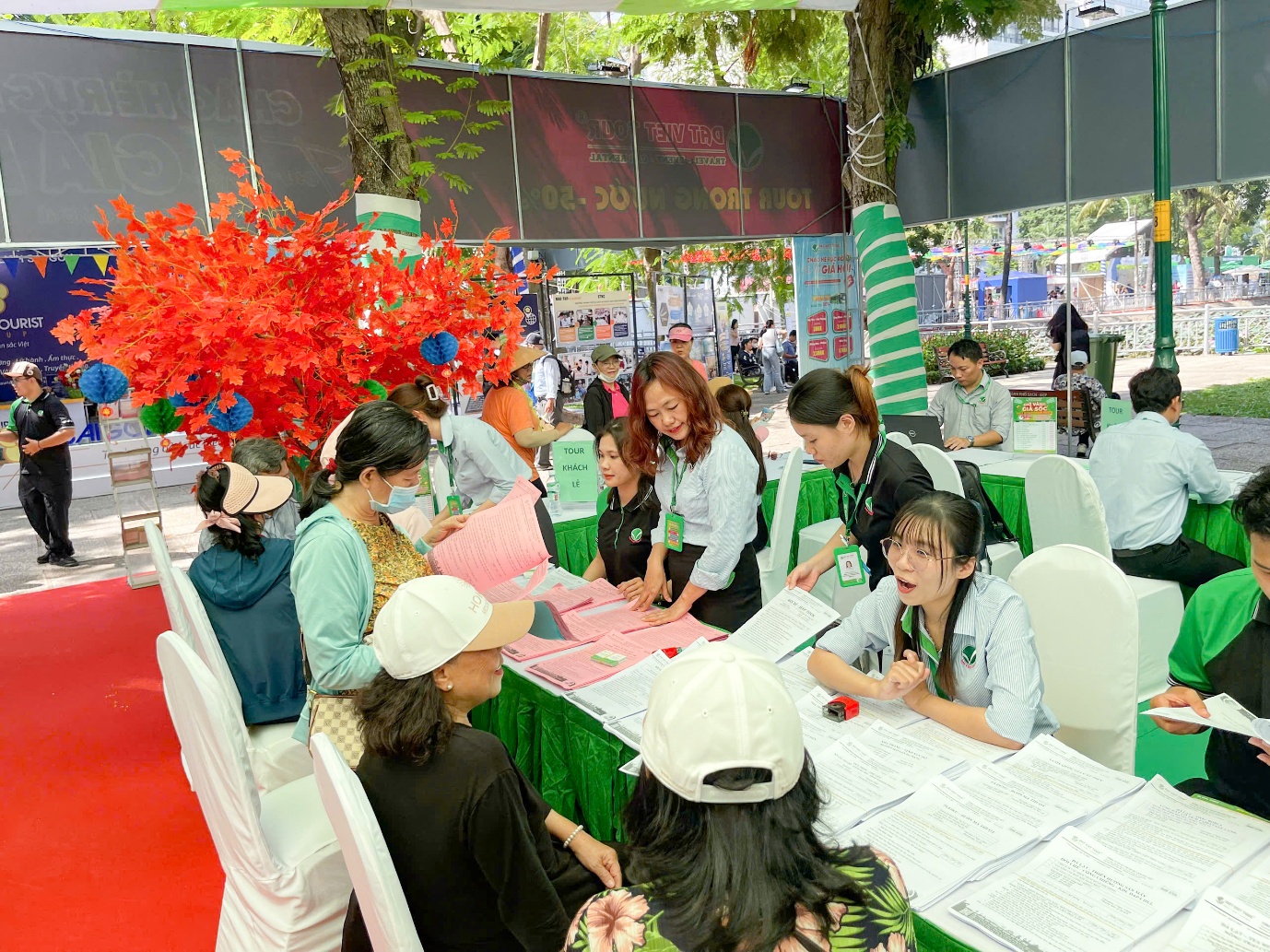 Kh&aacute;ch h&agrave;ng n&ocirc; nức check-in, đặt tour, nhận qu&agrave; tại gian h&agrave;ng Đất Việt Tour- Ảnh 5.