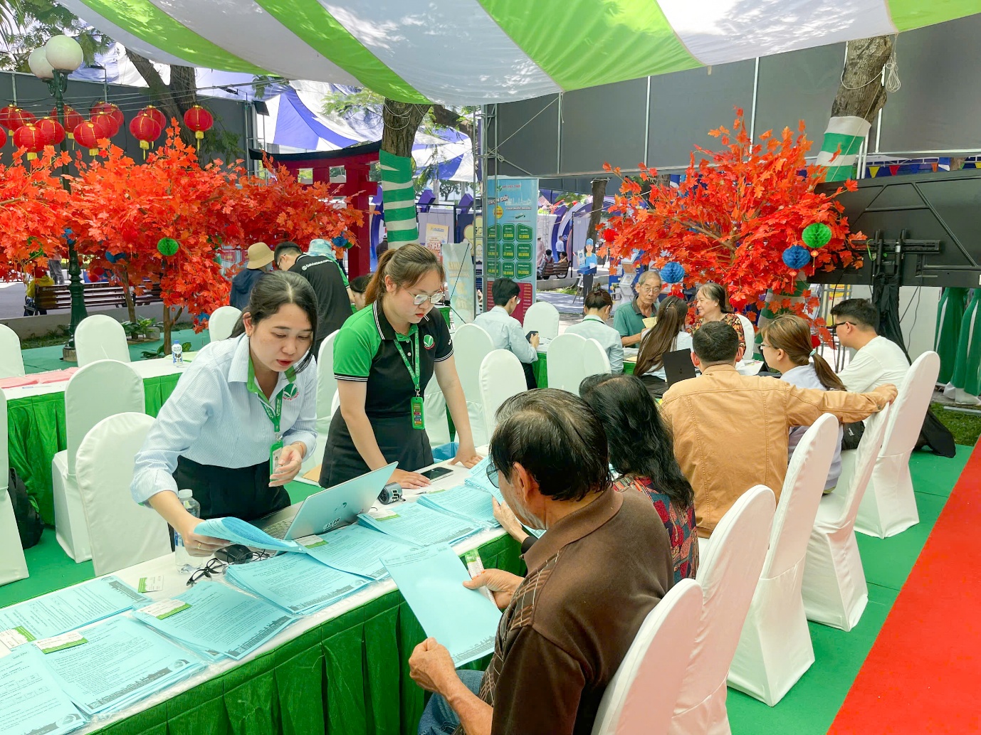 Kh&aacute;ch h&agrave;ng n&ocirc; nức check-in, đặt tour, nhận qu&agrave; tại gian h&agrave;ng Đất Việt Tour- Ảnh 6.