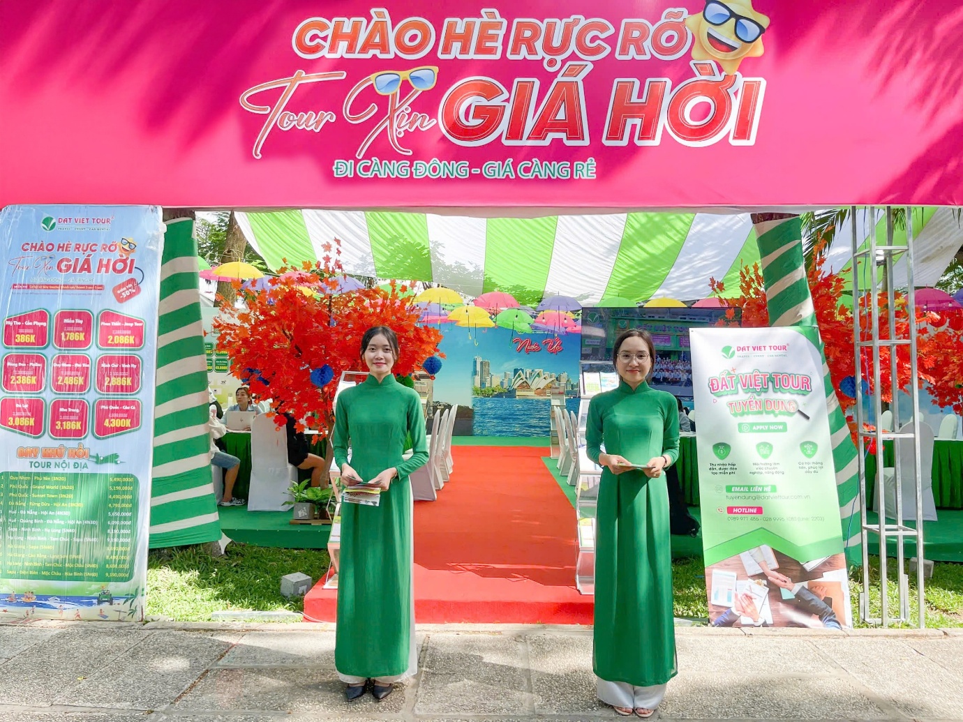 Kh&aacute;ch h&agrave;ng n&ocirc; nức check-in, đặt tour, nhận qu&agrave; tại gian h&agrave;ng Đất Việt Tour- Ảnh 7.