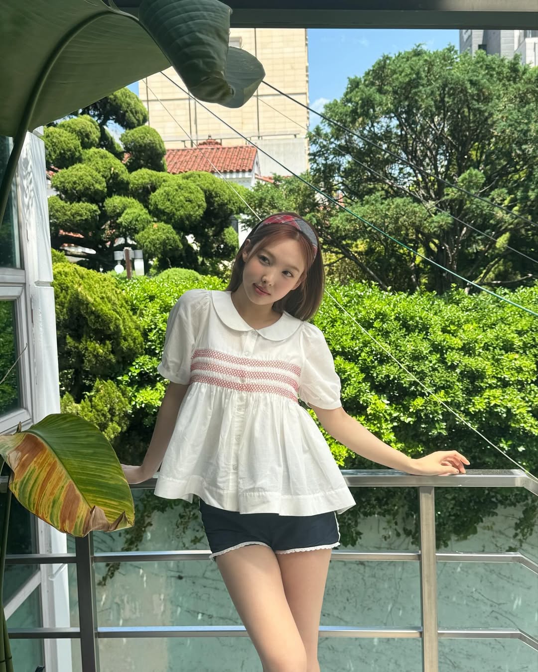 6 bản phối áo cổ Peter Pan khiến con gái châu Á lẫn trời Tây mê mẩn: Xinh, mát và thanh lịch!- Ảnh 5.