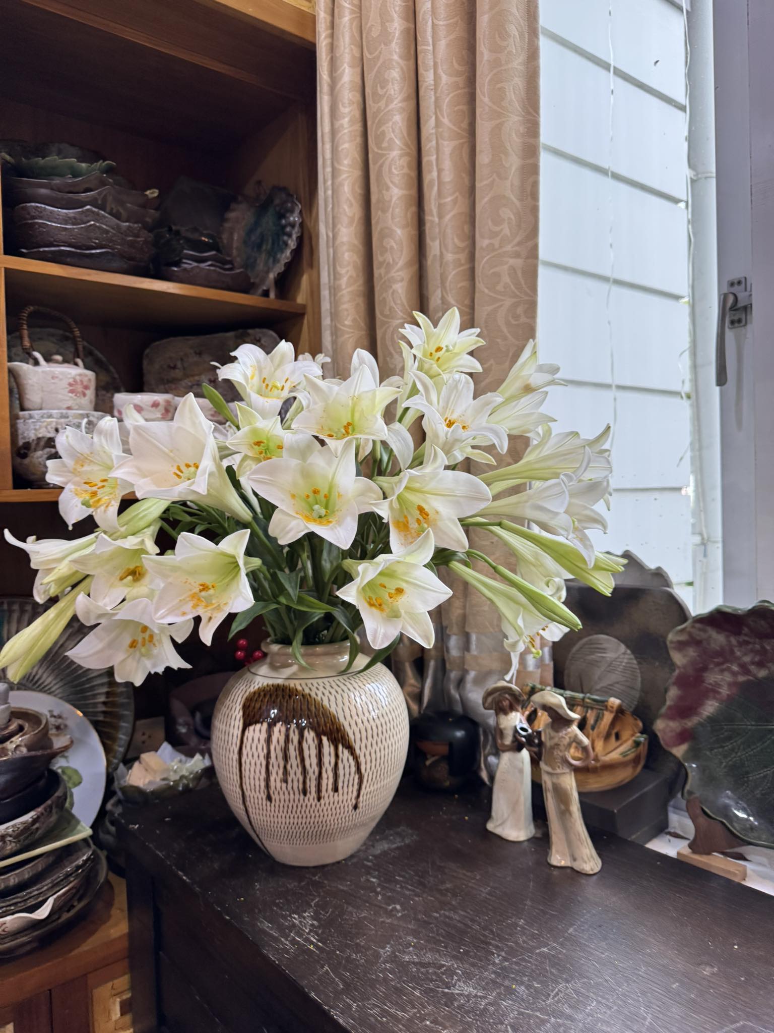 Th&aacute;ng 4 về, chị em rủ nhau khoe b&igrave;nh hoa loa k&egrave;n đẹp rực rỡ, đỉnh nhất vẫn l&agrave; căn nh&agrave; với 2.000 b&ocirc;ng hoa- Ảnh 28.