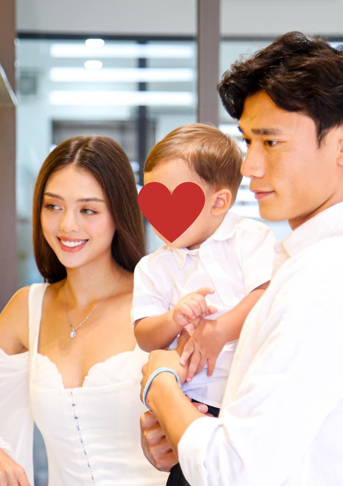 Vợ T&acirc;y của B&ugrave;i Tiến Dũng đẹp như nữ ho&agrave;ng tr&ecirc;n s&agrave;n catwalk, 